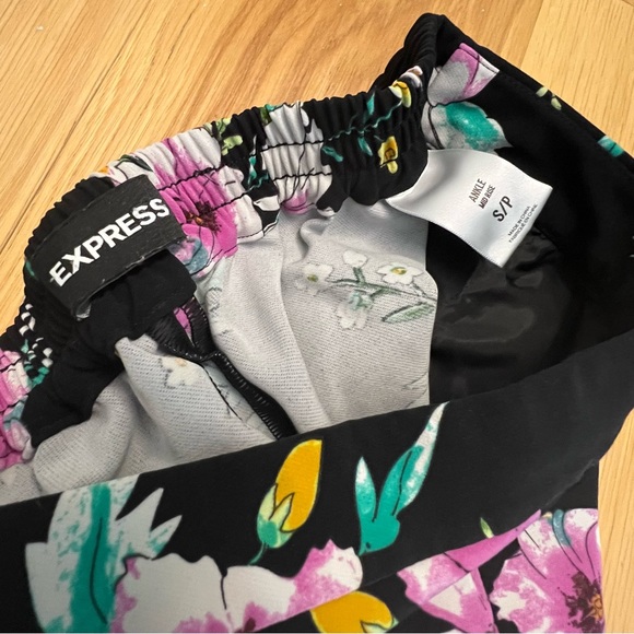 Express Ankle Joggers in Floral Print - Picture 2 of 3